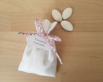 Caixa de lembrancinha branca, fita rosa Liberty Eloïse, etiqueta de papel personalizada, saquinho, sacola para casamentos, batizados e nascimentos.