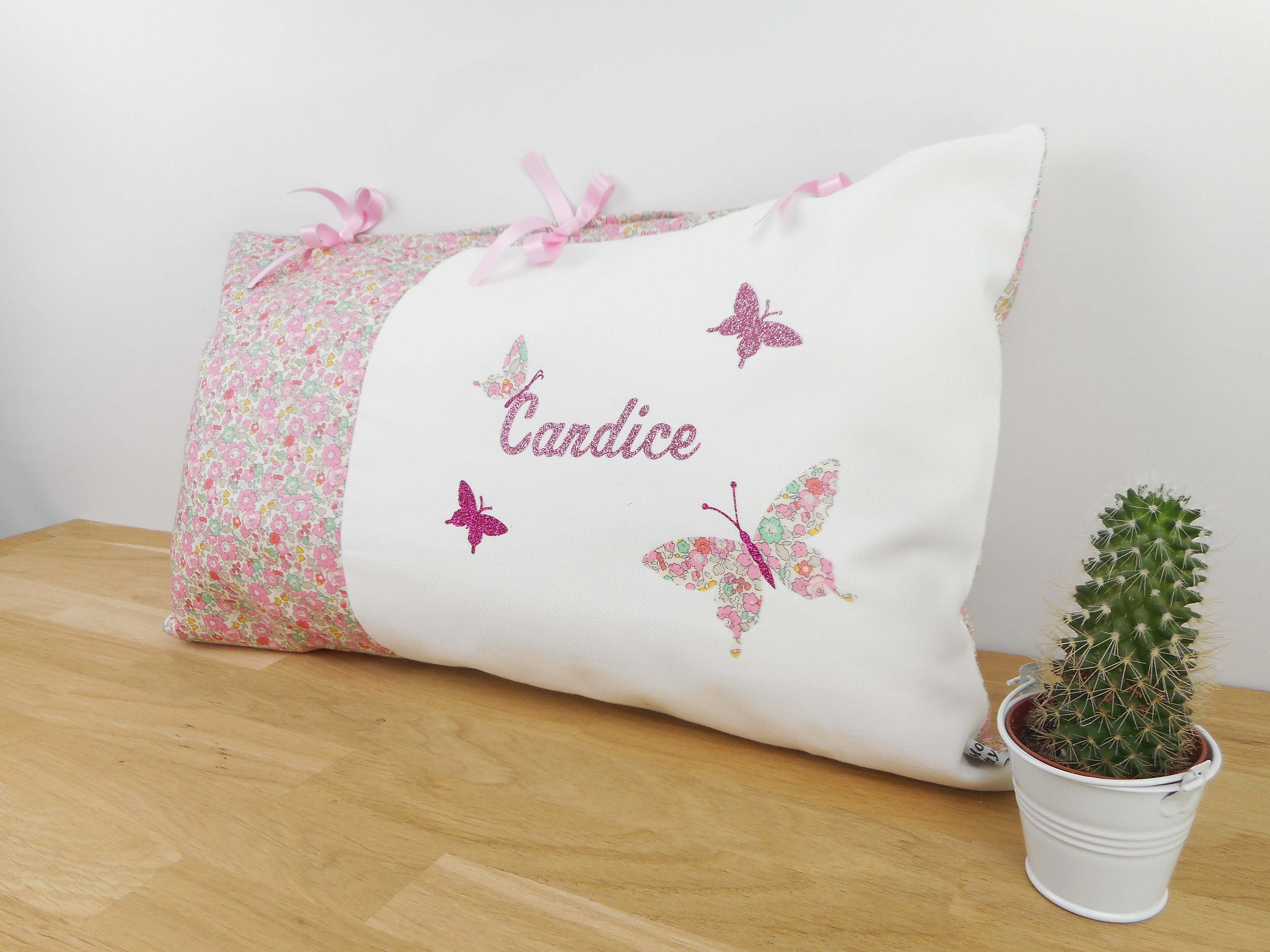 Coussin Personnalisé 50 X 30 cm, Liberty Betsy Ann Sweet Pink, Appliqués Prénom et Papillons, Cadeau