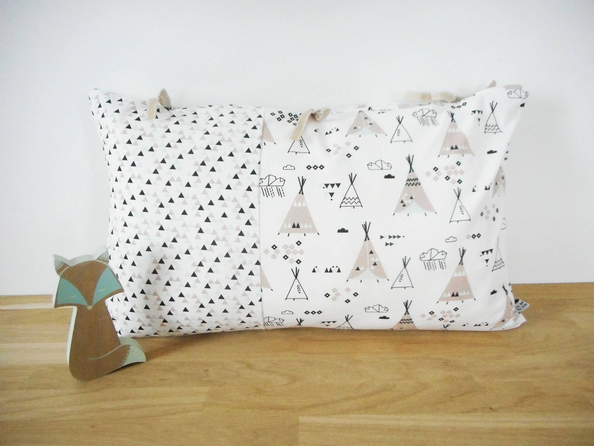 Housse de Coussin 50 X 30 cm, Tissu Blanc Imprimé Tipis et Triangles, Rubans Beiges, Chambre Enfant,