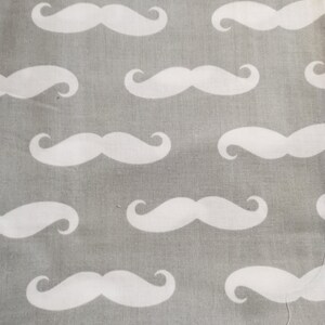 1 mètre tissu gris clair grandes moustaches blanches , largeur 80cm , 100% coton, homme, enfant, garçon, bébé, fantaisie image 3