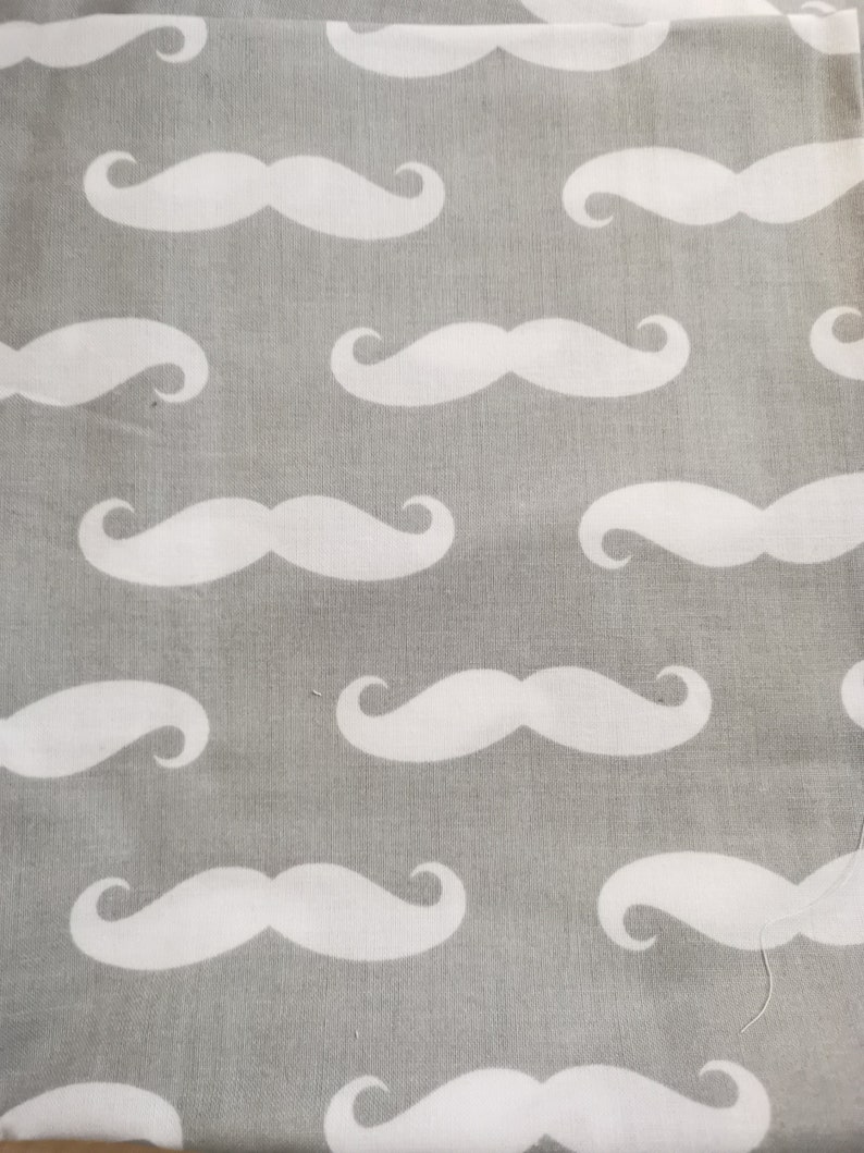 1 mètre tissu gris clair grandes moustaches blanches , largeur 80cm , 100% coton, homme, enfant, garçon, bébé, fantaisie image 3