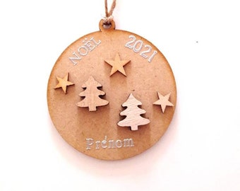 Boule de Noël en bois, sapins et étoiles, médaillon 7 cm, personnalisable