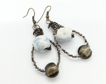 Boucles d’oreilles pendantes perles céramique bleu ciel et rocailles grises