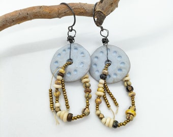 Boucles d’oreilles pendantes perles céramique bleu ciel