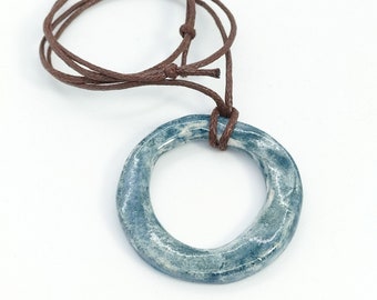 Collier réglable anneau céramique bleu