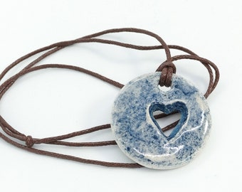 Collier pendentif circulaire avec coeur incrusté bleu