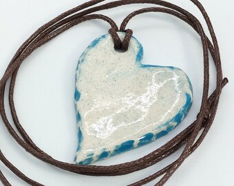 collier grand coeur céramique blanc et bleu