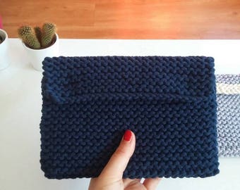 Etui pour tablette, tricoté en coton bleu marine