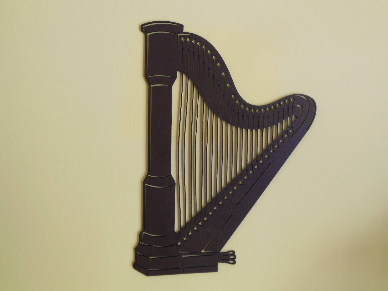 Harpe en Bois Découpé et Peint, Décoration Murale Originale Unique