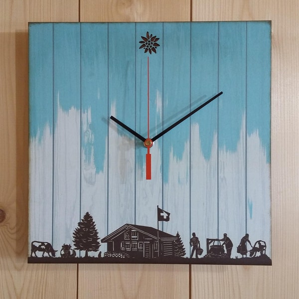 Horloge en bois en bleu et blanc avec décor poya et edelweiss découpé