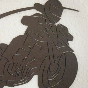 Motocicletta in legno intagliato immagine 2
