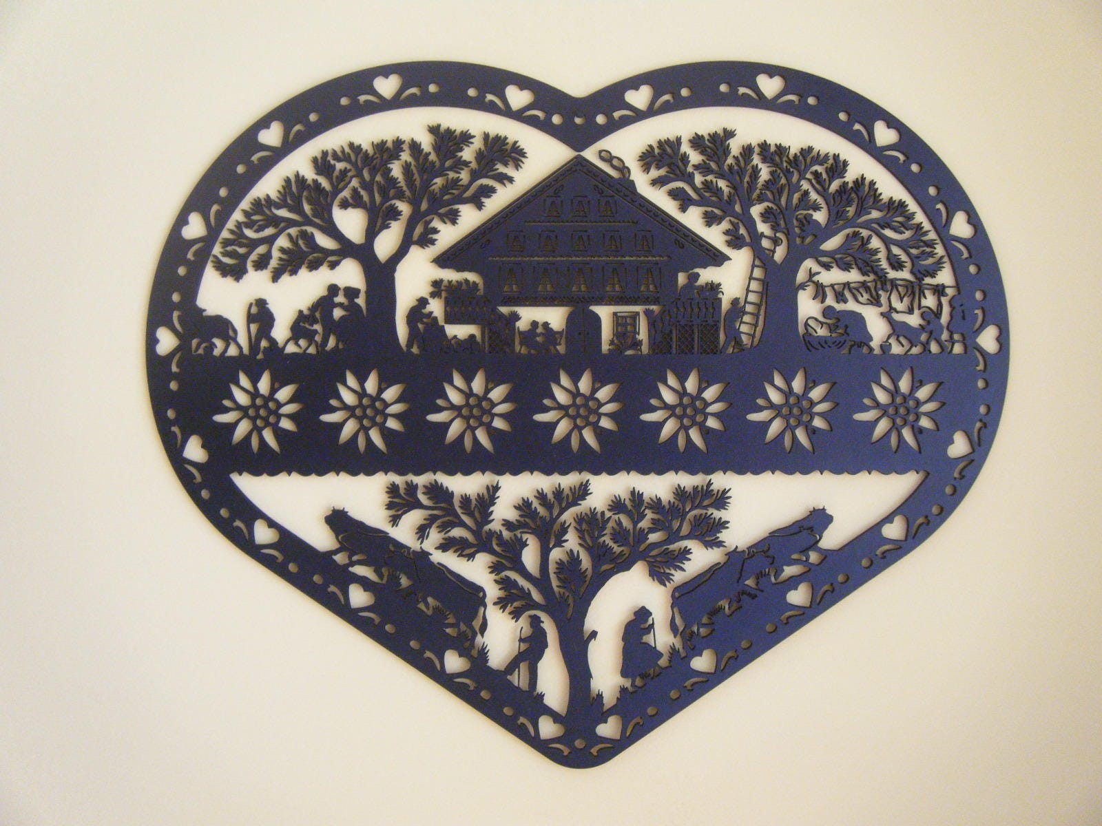 Poya, Tableau Coeur en Bois Découpé, Style Poya | Montée à L'alpage, Garni d'edelweiss