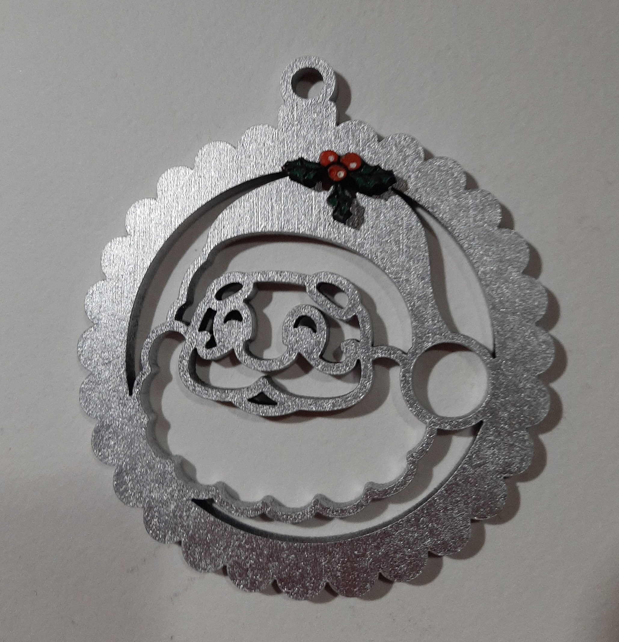 Décoration Père-Noël en Bois Découpé et Peint, avec Une Garniture Houx Peinte à La Main