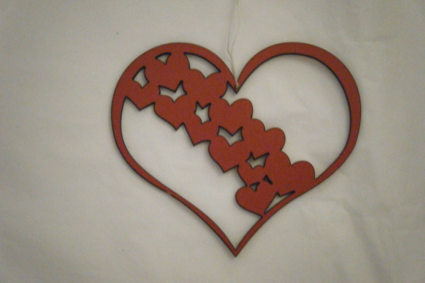 Coeur Je T'aime', Orné d'une Guirlande de Petits Coeurs, en Bois Découpé et Peint.