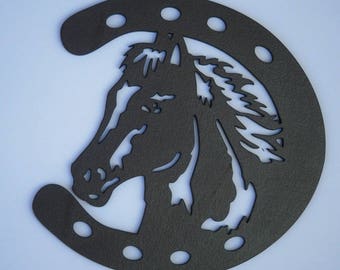 Tête de cheval dans un fer à cheval, silhouette en bois découpé