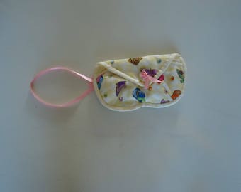 CASE has glasses yellow pattern old fashion, hats, bags etc.