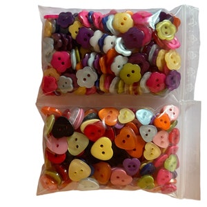 Lot of 150 X Heart or Flower Sewing / Craft Buttons Mixed Colours image 2