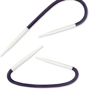 Könnte beinhalten: Ein Paar violette und weiße Rundstricknadeln. Die Nadeln sind flexibel und haben eine glatte Oberfläche.