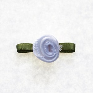 Mini Petites Roses avec Feuilles en Ruban Satin 12mm / Choix de Couleur / Fleurs satin Petites Roses Tissu Décoration Mariage Blanc