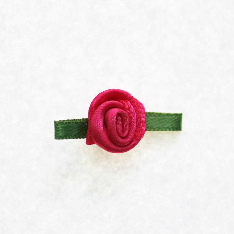 Mini Petites Roses avec Feuilles en Ruban Satin 12mm / Choix de Couleur / Fleurs satin Petites Roses Tissu Décoration Mariage Rose Fuchsia