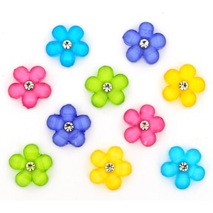 Può includere: Dieci decorazioni floreali in plastica colorate con un centro di strass. I fiori sono in tonalità di blu, verde, giallo, rosa e viola.