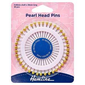 Könnte beinhalten: Eine Packung mit 40 Perlenkopf-Nadeln, 0,65 mm Schaft x 38 mm lang, in einem weißen und blauen runden Halter mit dem Text "40 BERRY PINS" auf dem Halter. Die Verpackung ist rosa und trägt den Markennamen "Hemline" unten.
