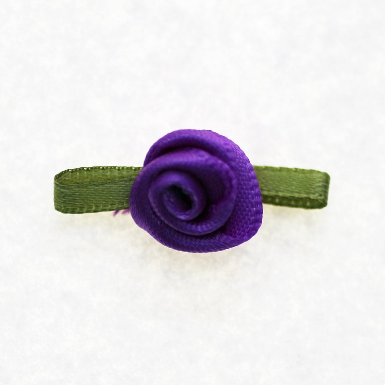 Mini Petites Roses avec Feuilles en Ruban Satin 12mm / Choix de Couleur / Fleurs satin Petites Roses Tissu Décoration Mariage Violet
