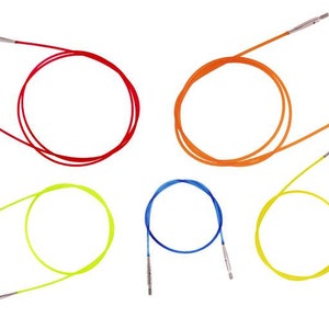 Peut inclure: Ensemble de six aiguilles circulaires interchangeables avec des câbles de différentes couleurs : rouge, orange, jaune, bleu, vert et violet. Les aiguilles sont en métal et ont une finition lisse.