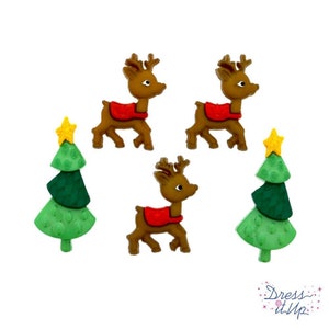 Può includere: Tre renne marroni con selle rosse e due alberi di Natale verdi con stelle gialle in cima.