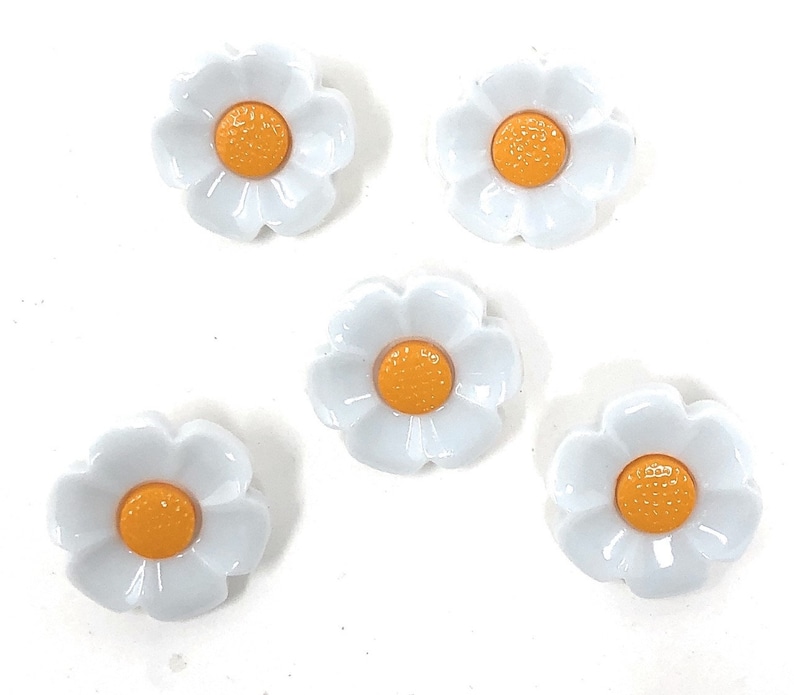 Fancy Button Daisy Flower with Tail 18mm White and Yellow Set of 10 / Sewing Buttons Back Attachment / Scrapbooking Decoration image 2