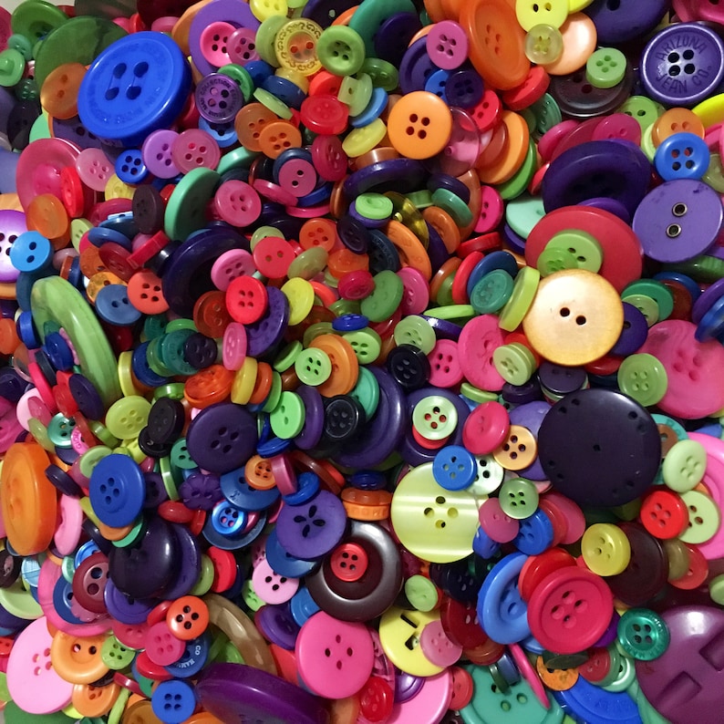 Assortiment van 100 knoppen Gemengde grootte en kleur Heldere kleuren / Naaiknoppen / Scrapbooking Knoppen / Maatwerk Decoratie afbeelding 1