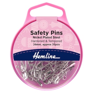 Könnte beinhalten: Ein rosa Plastikbehälter mit Griff enthält eine Packung mit 34 mm Sicherheitsnadeln aus vernickeltem Stahl. Der Behälter trägt ein Etikett mit der Aufschrift "Safety Pins, Nickel Plated Steel, Hardened & Tempered, 34mm, approx 30pcs, Hemline".