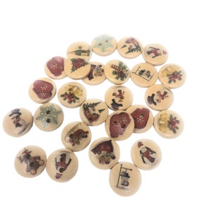 Puede incluir: Surtido de botones navideños de madera con varios diseños de temática navideña, incluyendo muñecos de nieve, renos y árboles de Navidad. Los botones son beige con diseños impresos coloridos.