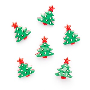 Peut inclure: Six décorations de Noël en forme de sapin vert avec des étoiles rouges sur le dessus et des pois blancs. Les décorations sont disposées en cercle sur un fond blanc.