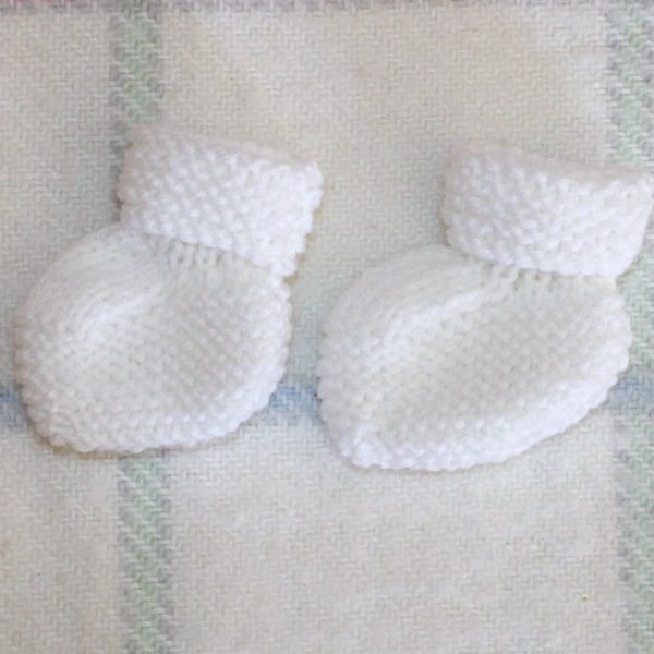 Chaussons de Naissance en Tricot Fait Main Blanc  / Choix de Tailles / Prématuré à 6 Mois  Bottines Layette Bébé / Cadeaux de Naissance