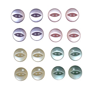 Peut inclure: Assortiment de 12 boutons à deux trous de différentes couleurs, dont le violet, le rose, le vert et le beige. Les boutons ont une finition nacrée et une forme légèrement ovale.