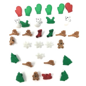 Peut inclure: Assortiment de boutons en plastique colorés sur le thème de Noël, comprenant des bonhommes de neige, des mitaines, des rennes, des sapins de Noël et des hommes en pain d'épices.