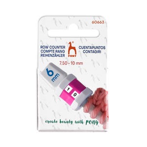 Può includere: Un contatore di righe in plastica rosa e bianco con un'etichetta bianca che dice "6 mm" e un'etichetta rosa che dice "10". Il contatore è su uno sfondo bianco con il testo "ROW COUNTER, COMPTE RANG, REIHENZÄHLER, CUENTAPUNTOS, CONTAGIRI, 7.50-10 mm, create beauty with PONY".