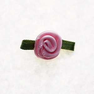 Mini Petites Roses avec Feuilles en Ruban Satin 12mm / Choix de Couleur / Fleurs satin Petites Roses Tissu Décoration Mariage Rose
