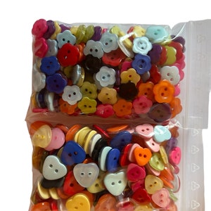 Lot of 150 X Heart or Flower Sewing / Craft Buttons Mixed Colours image 3