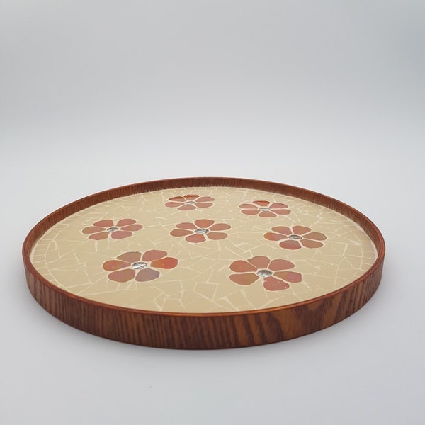 Plateau rond fleuri en bois et mosaïque orange marron et fond beige