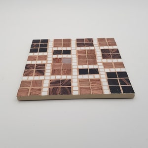 Dessous de plat carré marron cuivré irisé en mosaïque de pâte de verre sur support bois - fait main