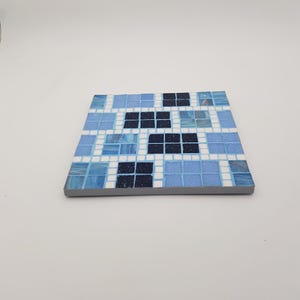 Dessous de plat carré bleu et blanc en mosaïque de pâte de verre sur support bois - fait main
