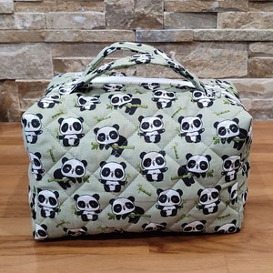 Trousse de toilette matelassé style vanity case.
Motif panda sur fond vert menthe.
Grande taille
Avec  2 poignées.