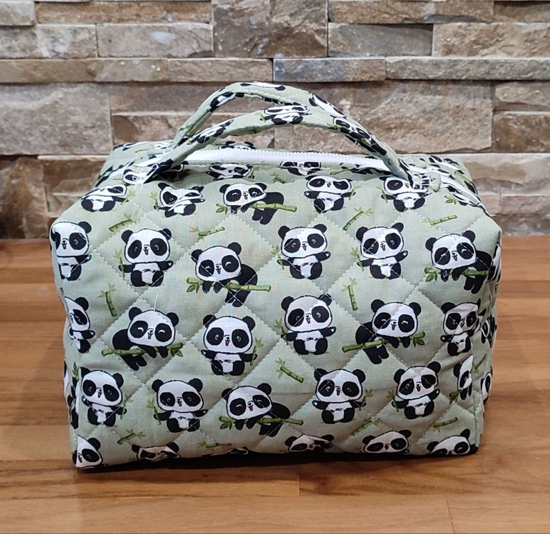 Trousse de toilette matelassé style vanity case.
Motif panda sur fond vert menthe.
Grande taille
Avec  2 poignées.