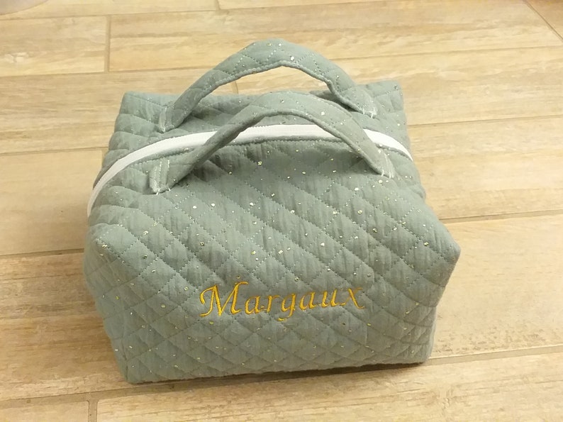 Toiletry bag, double quilted gauze, vanity case style, personalization with embroidered first name, colors of your choice vert