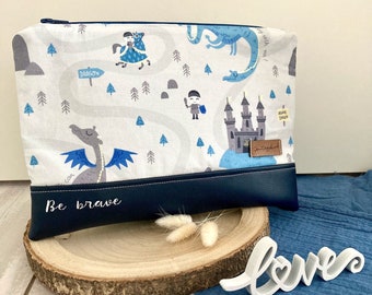 personalisierte Windeltasche • Wickeltasche mit Rittern und Drachen "be brave" • Kulturbeutel für Kinder • Geschenk zur Geburt für Jungen