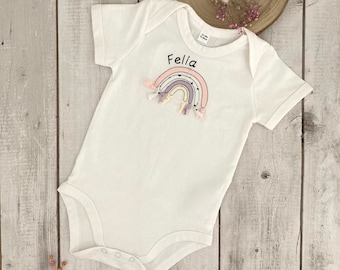 Babybody mit Regenbogen • mit Namen personalisierbar • individuelle Geschenkidee zur Geburt, Taufe oder Babyparty für Mädchen