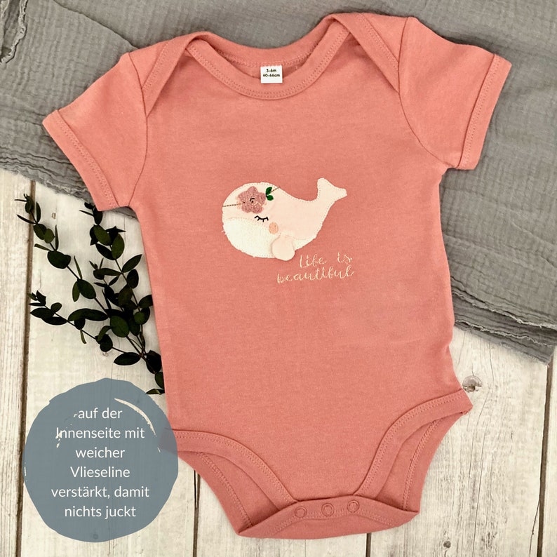 personalisierter Babybody im Boho Stil bestickt mit Wal individuelle Geschenkidee zur Geburt Geschenk fürs Baby Bild 5