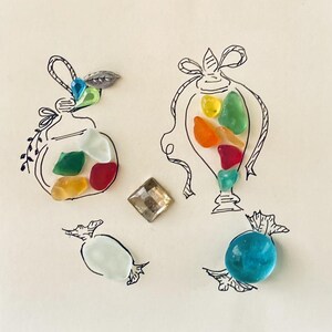 Peut inclure: Une œuvre d'art créative composée de dessins au trait à l'encre noire représentant deux bocaux décoratifs et deux bonbons emballés. Les bocaux sont remplis de morceaux de verre poli colorés, rouges, verts, jaunes et bleus, avec un cristal carré.